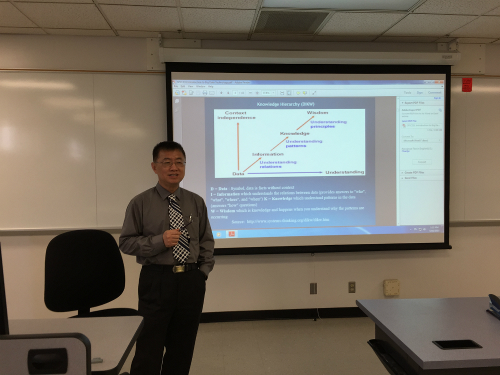 Professor Zhang lecturing Cloud Computing
